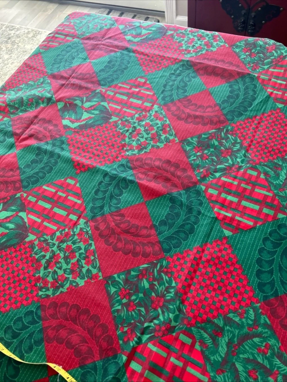 Holiday Country Patchwork Print Tablecloth in Red & Green Rectangle